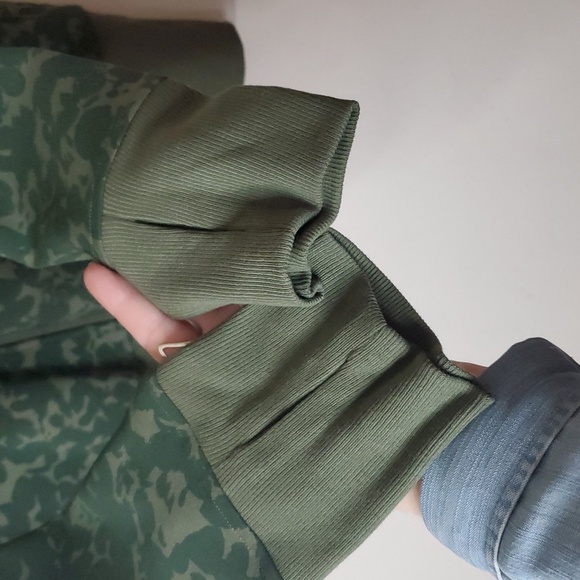 Cabi Camo Marathon Jacket Size Large Oversized Hood Thumbholes Like New - Picture 4 of 12